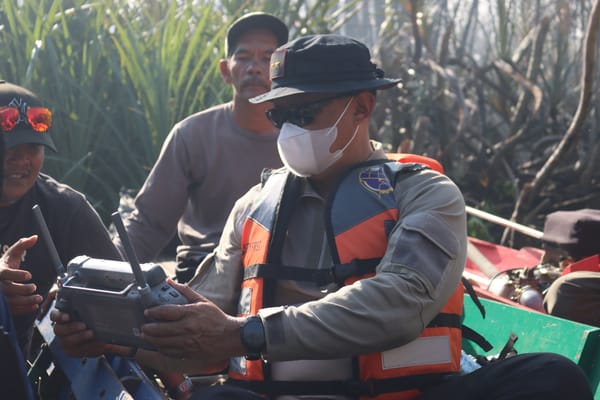 Kapolda Kalteng Turun Langsung Padamkan Karhutla di Kawasan Sebangau dan Jalan Mahir Mahar Palangka Raya
