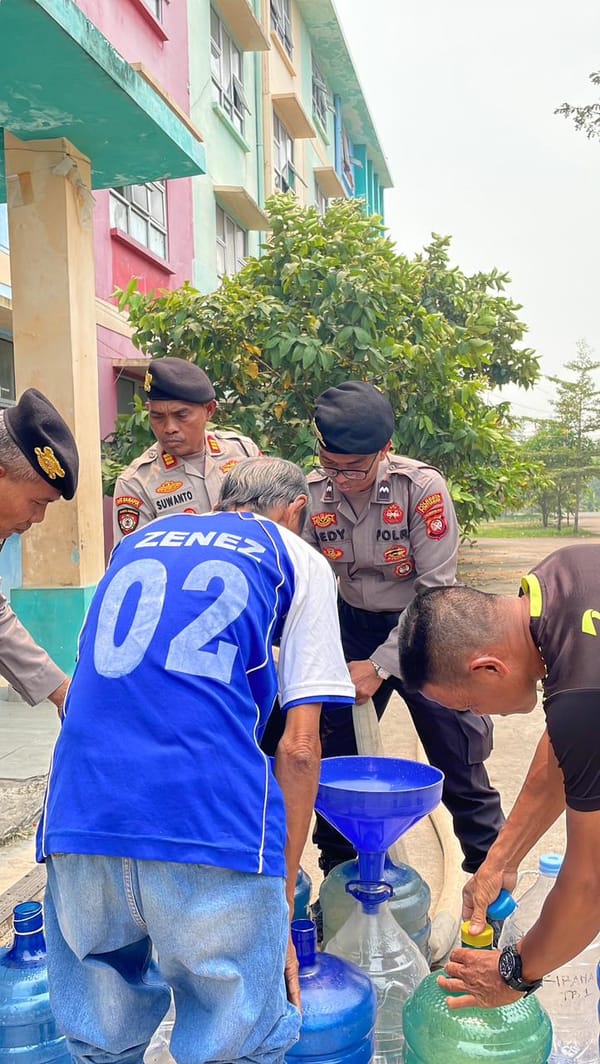 Polresta Pontianak Salurkan Air Bersih untuk Warga Rusunawa yang Kesulitan Air PDAM