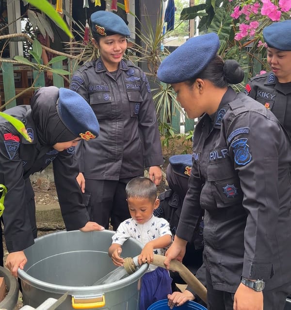 Dalam Rangka HUT Polwan ke-78, Polwan Satbrimob Polda Jambi Salurkan Air Bersih ke Panti Asuhan Al-Amin