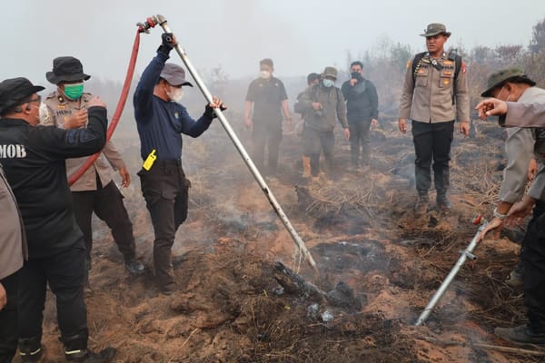 Polda Kalsel Uji Coba Cairan Pemadam Berbahan Minyak Nabati untuk Atasi Karhutla