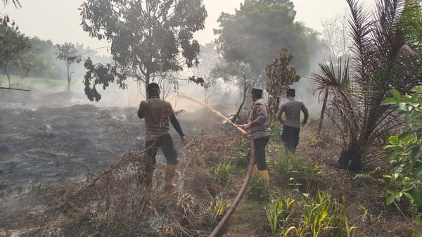 Personel Polsek Pontianak Utara Berjibaku Padamkan Karhutla Dekati Rumah Warga Di Jl. Panca Bhakti Batulayang