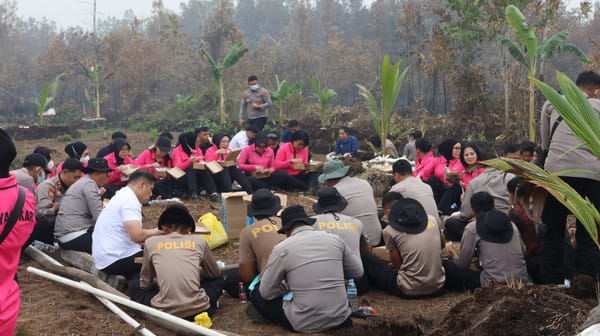 Beri Semangat Pejuang Karhutla, Bhayangkari Polda Kalteng Sambangi Satgas Dalkarhutla