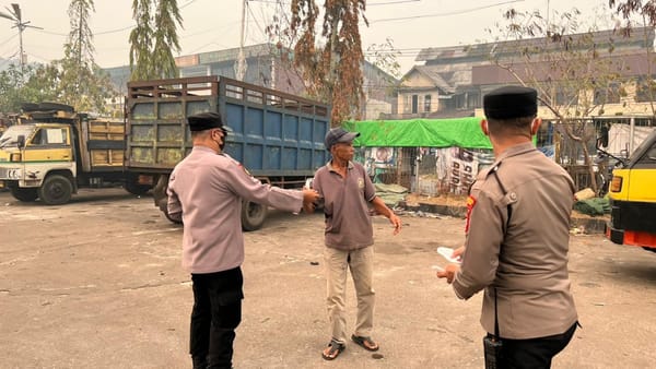 Peduli Kesehatan Masyarakat di Tengah Kabut Asap, Polsek Kawasan Pelabuhan Dwikora Bagikan Masker Gratis
