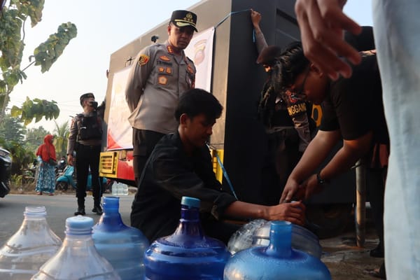 Di Tengah Kabut Asap dan Berkurangnya Pasokan Air, Polresta Pontianak Salurkan Air Bersih kepada Masyarakat