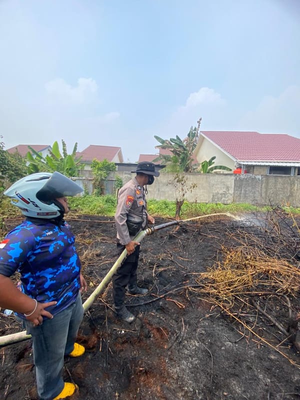 Polsek Pontianak Selatan dan Damkar Kapuas Bhakti 2 Bersinergi Tangani Karhutla.