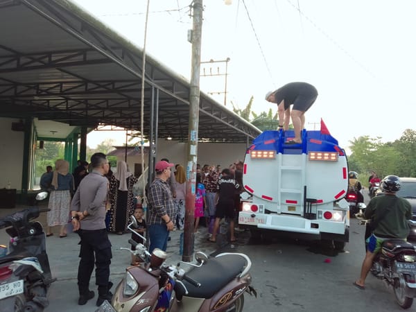Polsek Pontianak Barat Amankan Pembagian Air Bersih Gratis di Masjid Nurul Iman, Himbau Warga agar Selalu Tertib.