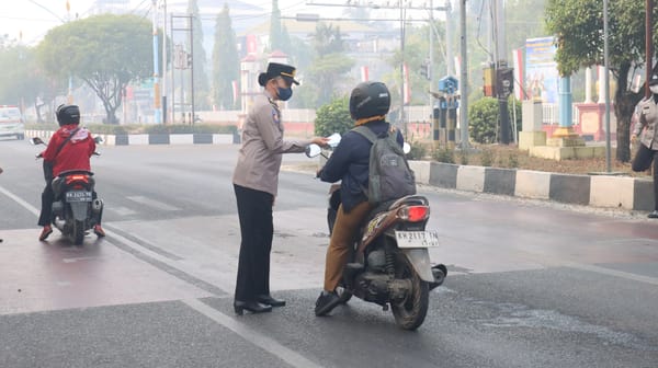 HUT ke-78 Polwan RI, Polwan Polda Kalteng Hadir Peduli Kesehatan Masyarakat dengan Bagikan Masker