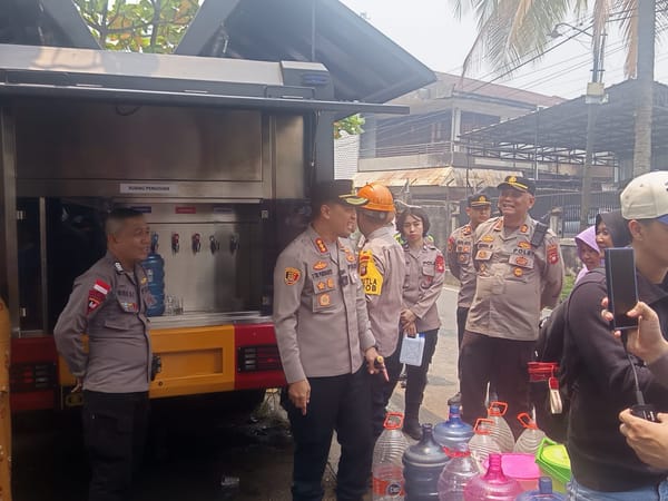 Satbrimobda Polda Kalbar Salurkan Air Bersih Melalui Water Treatment kepada Warga di Wilayah Polsek Pontianak Kota