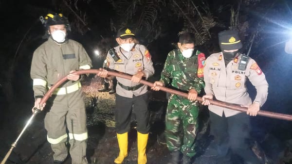 Kapolresta Pontianak Turun Langsung Padamkan Karhutla Bersama Warga di Parit Demang