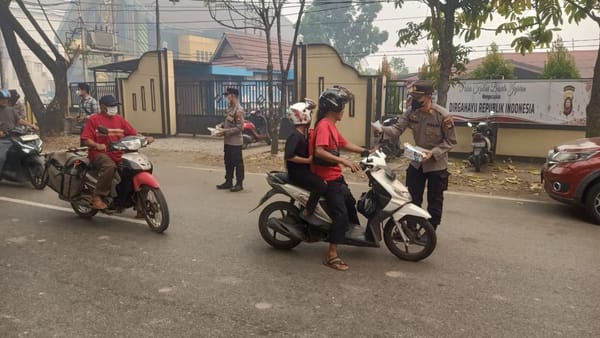 Peduli Dampak Kabut Asap, Kapolsek Pontianak Barat beserta Personil Bagikan Masker Gratis kepada Masyarakat.
