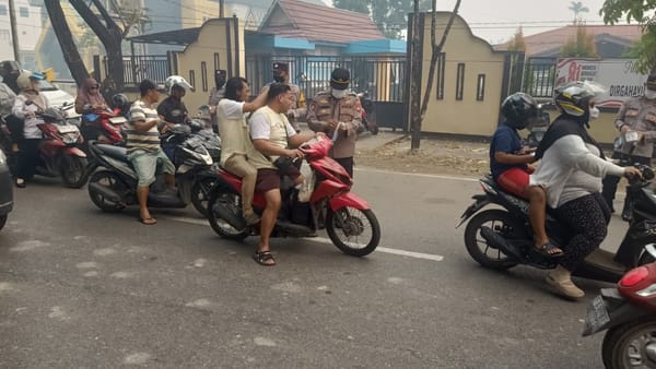 Peduli Dampak Kabut Asap, Kapolsek Pontianak Barat beserta Personil Bagikan Masker Gratis kepada Masyarakat.
