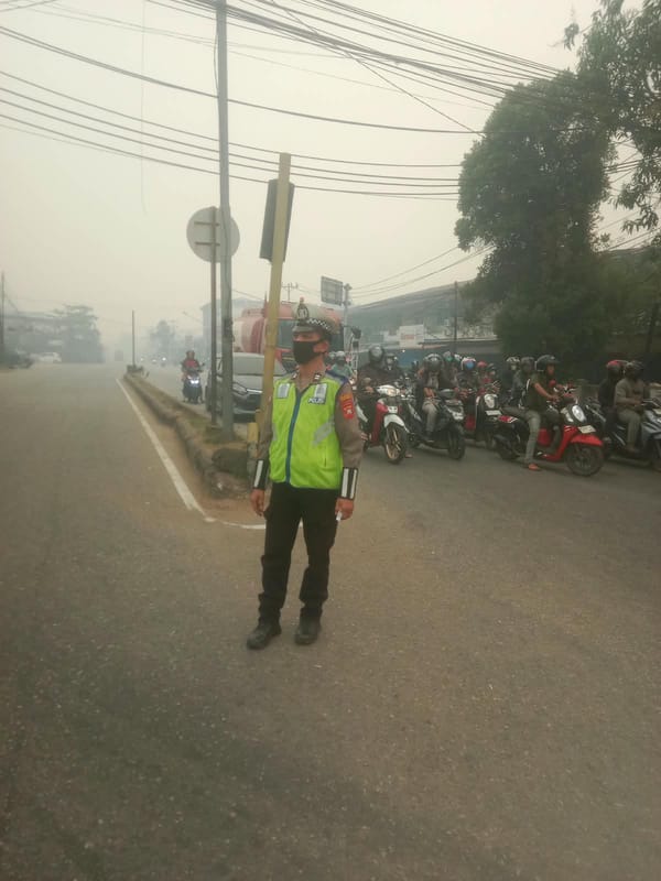 Pekatnya Kabut Asap Dari Karhutla Unit Lantas Polsek Pontianak Utara Himbau Pengendara Mobil Nyalakan Lampu Utama Kendaraan