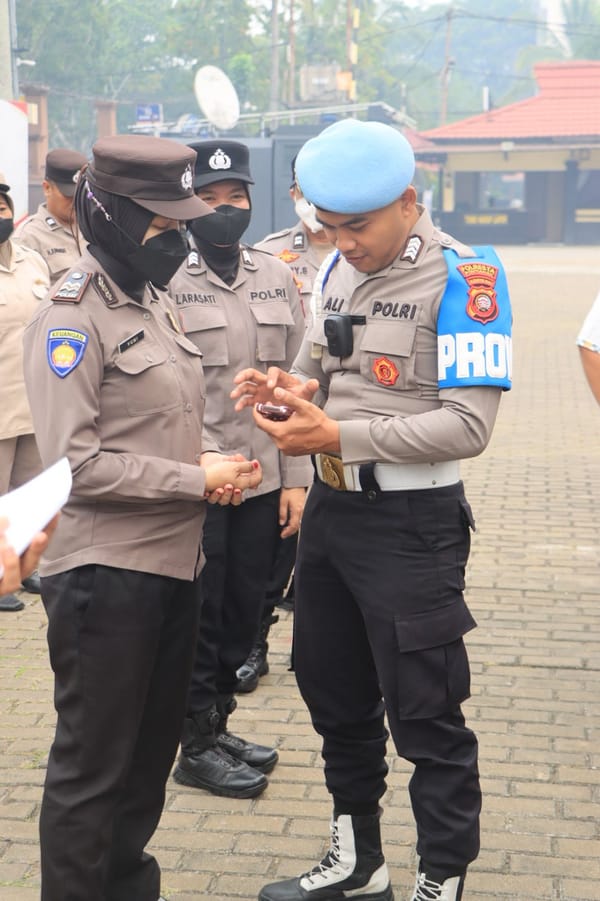Cegah Penyalahgunaan Judol, Wakapolresta Pontianak Berikan Arahan dan Periksa HP Personel
