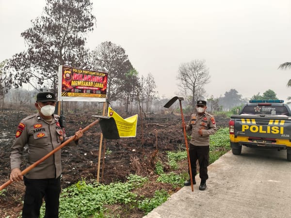Patroli Enggang Selatan Cegah Karhutla, Personel Padamkan Sisa Asap Pembakaran.