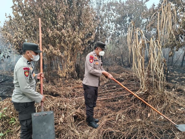 Patroli Enggang Selatan Cegah Karhutla, Personel Padamkan Sisa Asap Pembakaran.