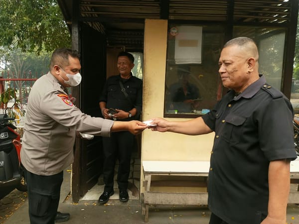 Kabut Asap Akibat Karhutla, Bhabinkamtibmas Polsek Pontianak Kota Bagikan Masker kepada Warga