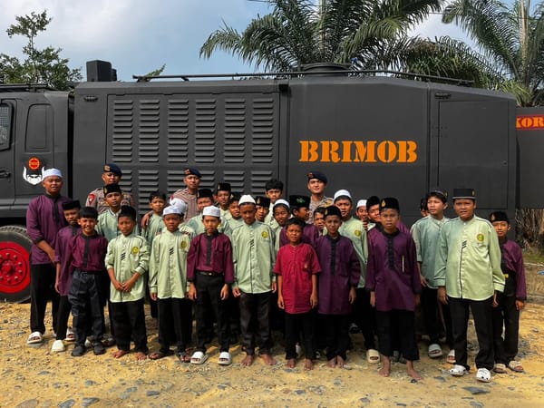 Brimob Polda Jambi Salurkan Air Bersih untuk Pesantren dan Masyarakat