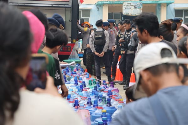 Krisis Air Bersih Melanda, Sat Brimob Polda Kalbar dan Polresta Pontianak Distribusikan Air Siap Minum ke Warga