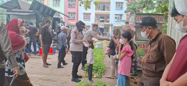 Kapolsek Pontianak Selatan Humanis Sapa Warga Rusunawa, Bagikan Masker dan Imbau Cegah Karhutla