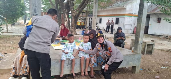 Kapolsek Pontianak Selatan Humanis Sapa Warga Rusunawa, Bagikan Masker dan Imbau Cegah Karhutla