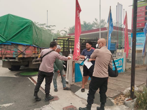 Polsek Pontianak Kota Bagikan Masker Kepada Warga di Tengah Kabut Asap Akibat Karhutla