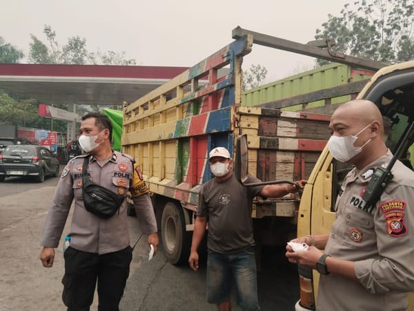 Polsek Pontianak Kota Bagikan Masker Kepada Warga di Tengah Kabut Asap Akibat Karhutla