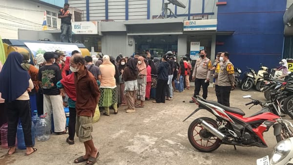 Pelayanan kepada Masyarakat, Polsek Pontianak Barat Amankan Pendistribusian Air Minum Bersih Gratis PMI Kalbar.