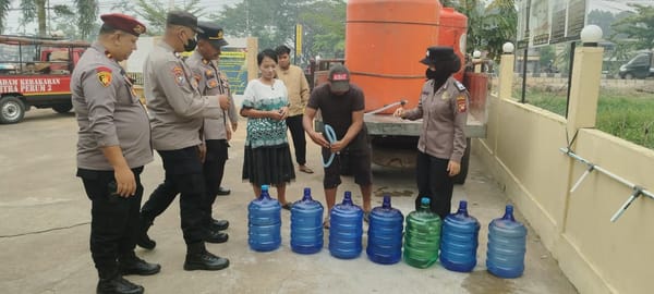 Kapolsek Pontianak Timur Salurkan Air Konsumsi dan Masker kepada Masyarakat