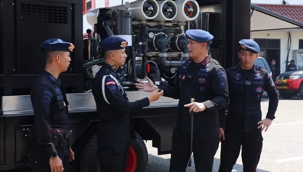 Brimob Polda Jateng Kembali Salurkan Air Bersih untuk Warga Terdampak Kekeringan di Semarang
