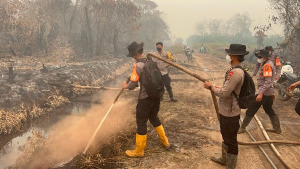Tak Kenal Lelah Personel Brimob Polda Bali Terus Berupaya Padamkan Karhutla Di Kalbar
