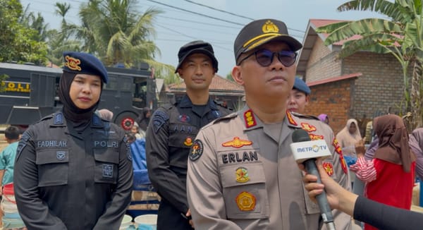 Brimob Polda Jambi Salurkan Air Bersih, Bantu Warga Terdampak Kekeringan di Muaro Jambi