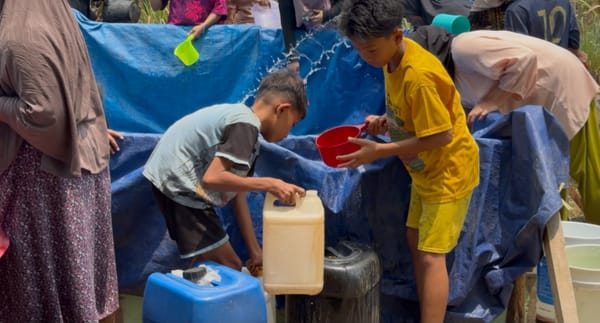Peduli Warga Terdampak Kekeringan, Brimob Polda Jambi Distribusikan Air Bersih di Muaro Jambi