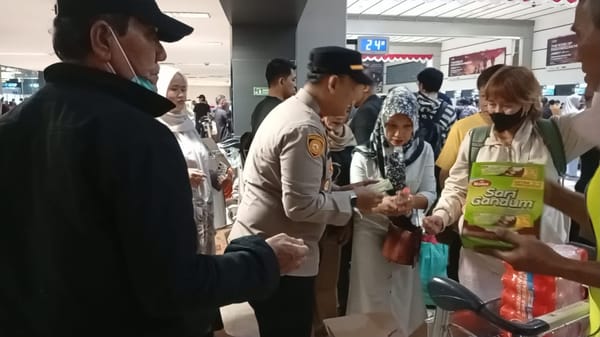 Polisi Beri Layanan Kesehatan dan Bagikan Masker kepada Pengguna Jasa Bandara Soetta