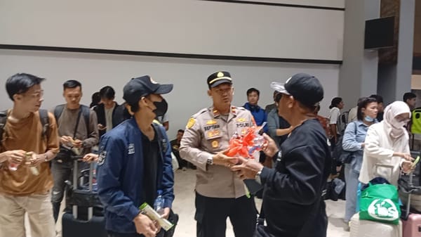 Peduli Kesehatan Penumpang, Polisi Berikan Layanan Kesehatan dan Bagikan Masker di Bandara Soetta