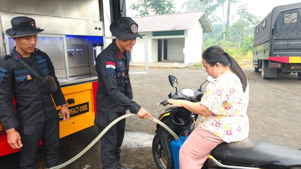 Brimob Kalteng Salurkan Air Bersih untuk Warga Desa Danau Usung