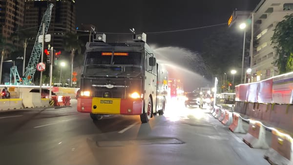 Brimob Polda Metro Jaya Semprot Jalan dan Bagikan Masker Antisipasi Abu Vulkanik Anak Krakatau