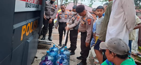 Peduli Warga, Polresta Pontianak Salurkan Air Bersih Siap Konsumsi di Pontianak Barat