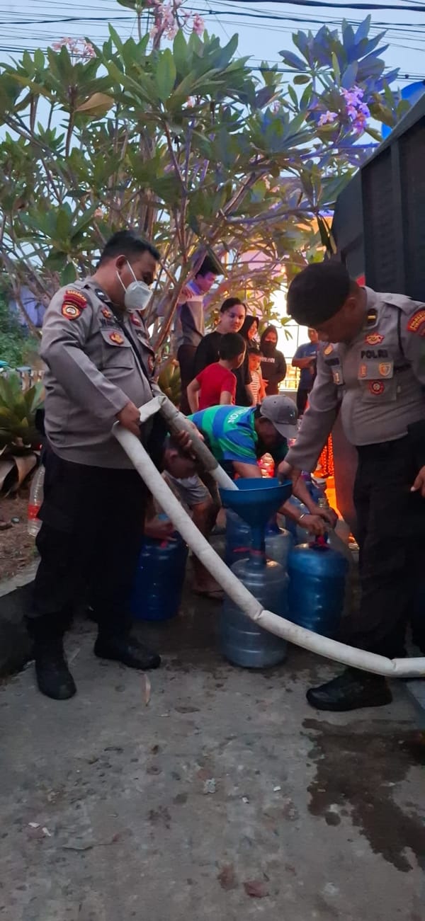 Peduli Warga, Polresta Pontianak Salurkan Air Bersih Siap Konsumsi di Pontianak Barat