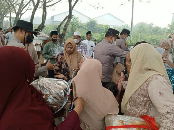 Polri Hadir di Tengah Kabut Asap, Polsek Pontianak Selatan Bagikan 200 Masker Gratis