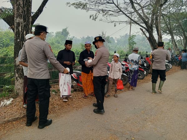 Polri Hadir di Tengah Kabut Asap, Polsek Pontianak Selatan Bagikan 200 Masker Gratis