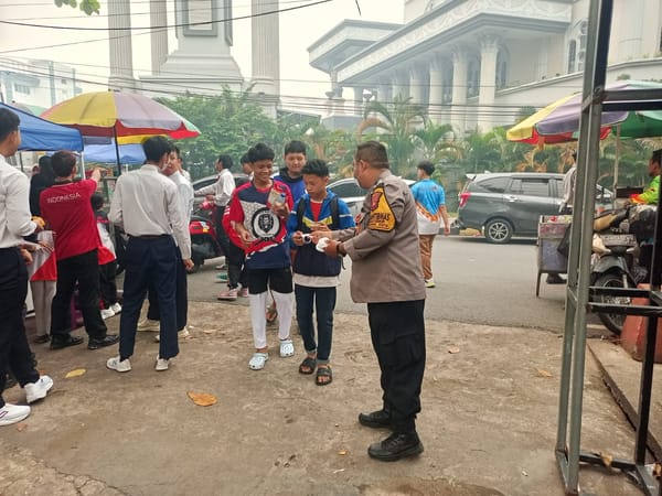 Laksanakan Pengamanan Taekwondo Championship, Personel Polsek Pontianak Kota Bagikan Masker