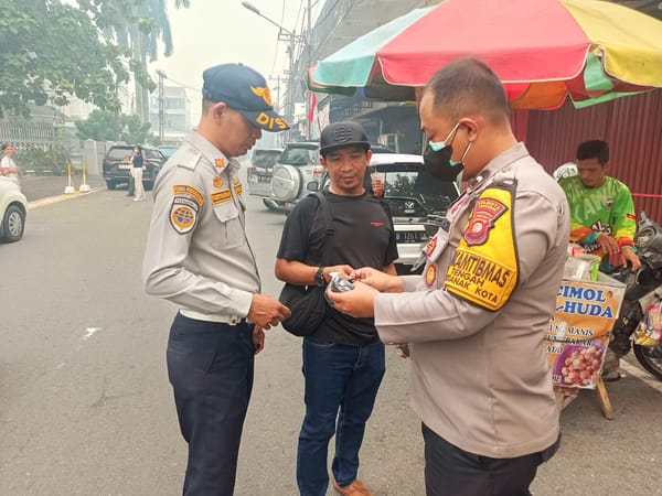 Laksanakan Pengamanan Taekwondo Championship, Personel Polsek Pontianak Kota Bagikan Masker