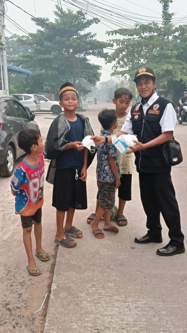 Peduli Kesehatan Warga, Pokdarkamtibmas Polresta Pontianak Bagikan Masker