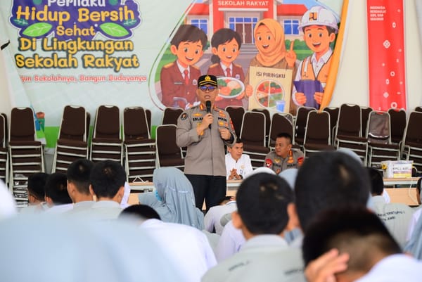 Di Tengah Kabut Asap Karhutla, Brimob Polda Jambi Beri Motivasi serta Perhatian Kesehatan Pelajar Sekolah Rakyat