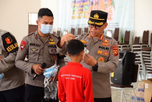Peduli Kesehatan Pelajar, Brimob Polda Jambi Berikan Motivasi di Tengah Kabut Asap Karhutla