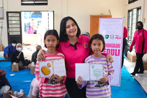 Ketua Bhayangkari dan Tim Psikologi SDM Polda Kalteng Berikan Trauma Healing untuk Masyarakat dan Anak-anak Terdampak Kabut Asap