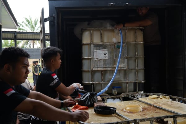 Perkuat Penanganan Karhutla, Polda Kalsel Kirim 1.000 Liter Cairan Pemadam ke Polda Kalteng