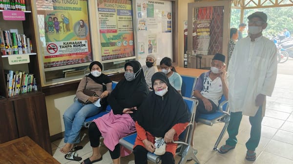 Polri Hadir Jaga Kesehatan Warga, Bhabinkamtibmas Bagikan Masker di Tengah Kabut Asap