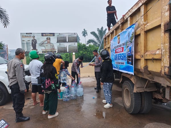 Polsek Pontianak Timur Salurkan 6.000 Liter Air Bersih untuk Warga Terdampak Kemarau