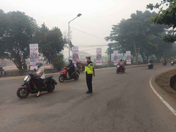 Unit Lantas Polsek Pontianak Kota Lakukan Pengaturan Lalu Lintas di Tengah Kabut Asap Karhutla